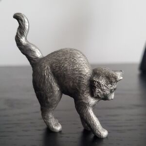 The Franklin Mint Curio Cabinet Cat – COLONIAL PEWTER (1988)